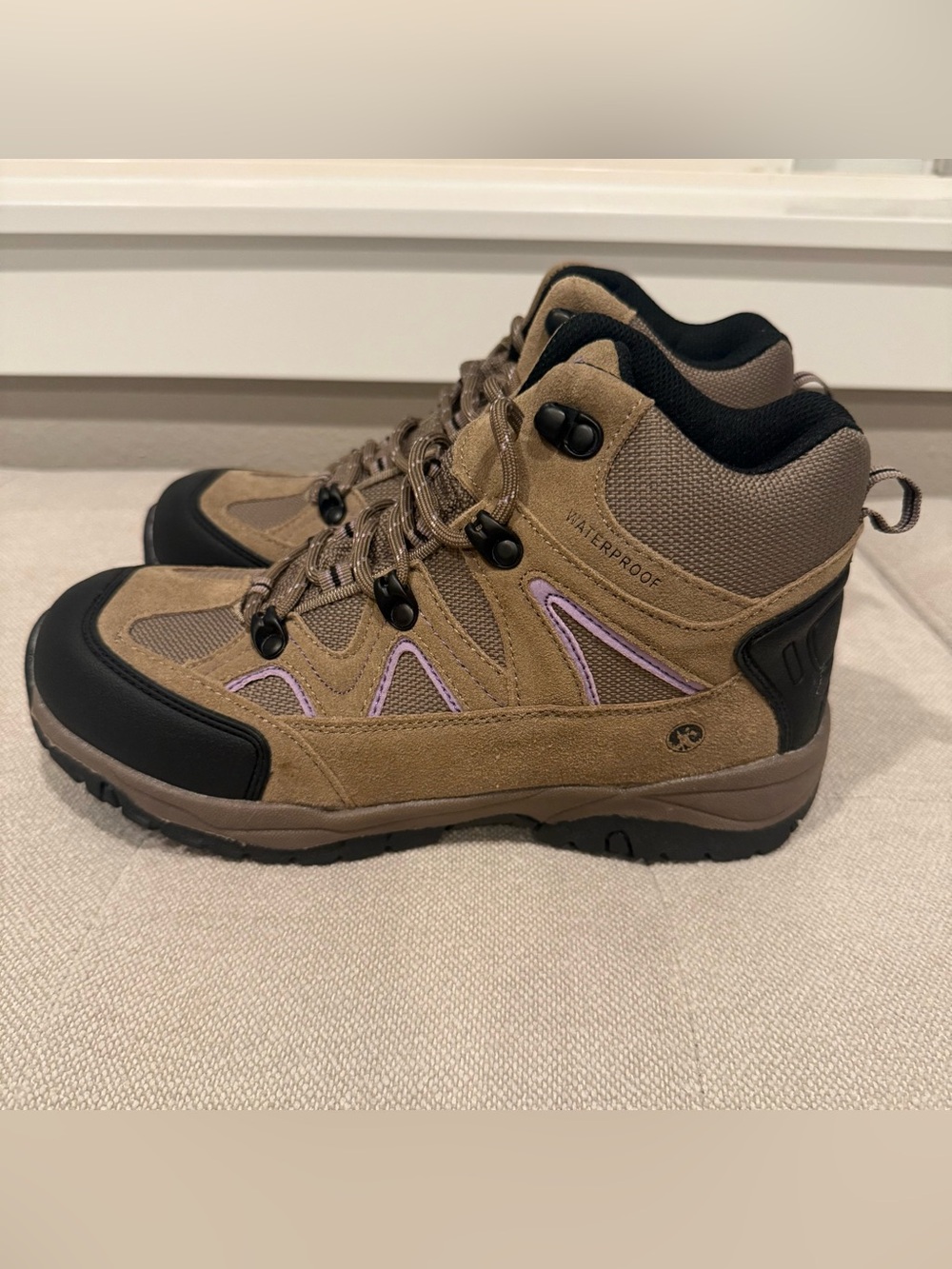 New with tags Northside women’s waterproof mid-height hiking boots in size 8.